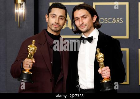 Riz Ahmed, Aneil Karia nella sala stampa per i premi Academy 94th - Sala stampa 2, Dolby Theatre, Los Angeles, CA 27 marzo 2022. Foto di: Priscilla Grant/Everett Collection Foto Stock