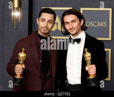 Riz Ahmed, Aneil Karia nella sala stampa per i premi Academy 94th - Sala stampa 2, Dolby Theatre, Los Angeles, CA 27 marzo 2022. Foto di: Priscilla Grant/Everett Collection Foto Stock