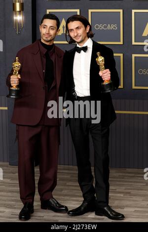 Riz Ahmed, Aneil Karia nella sala stampa per i premi Academy 94th - Sala stampa 2, Dolby Theatre, Los Angeles, CA 27 marzo 2022. Foto di: Priscilla Grant/Everett Collection Foto Stock