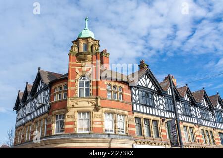 Wigan, Greater Manchester, Inghilterra - Marzo 15th 2022 - le strade del centro cittadino di Wigan e la sua architettura unica in una mattinata invernale soleggiata. Foto Stock