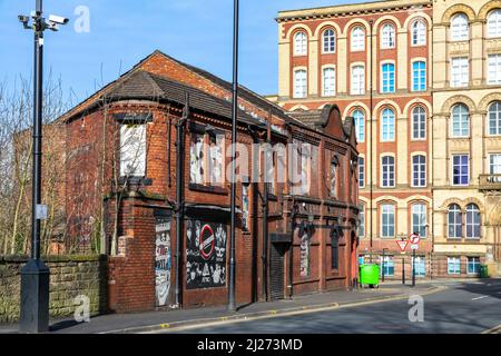 Wigan, Greater Manchester, Inghilterra - Marzo 15th 2022 - le strade del centro cittadino di Wigan e la sua architettura unica in una mattinata invernale soleggiata. Foto Stock