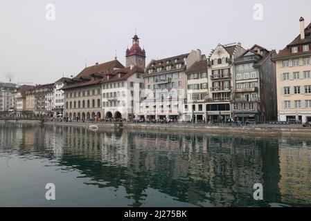 LUCERNA, SVIZZERA - 17 MARZO 2022: Il fiume Reuss, che attraversa la città centrale di Lucerna, la più grande città popolosa della Svizzera centrale, Foto Stock