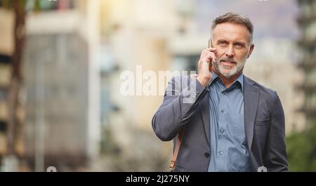 Non c’è modo di funzionare. Scatto di un uomo d'affari maturo che usa il suo smartphone per effettuare una telefonata. Foto Stock