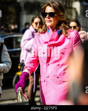 MILANO - Febbraio 25 2022: Anna dello Russo sulla strada di Milano. Foto Stock