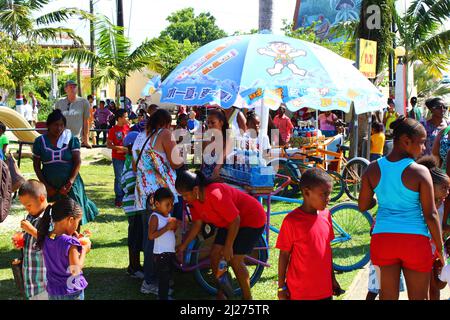 PUNTA GORDA, BELIZE - 10 SETTEMBRE 2015 Santa gente del posto alle celebrazioni del giorno della Caye del George e al carnevale Foto Stock