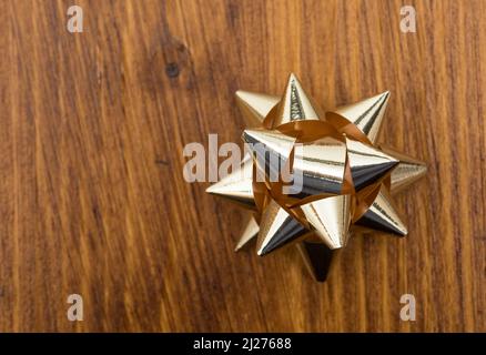 una foto dell'arco di natale su sfondo di legno Foto Stock