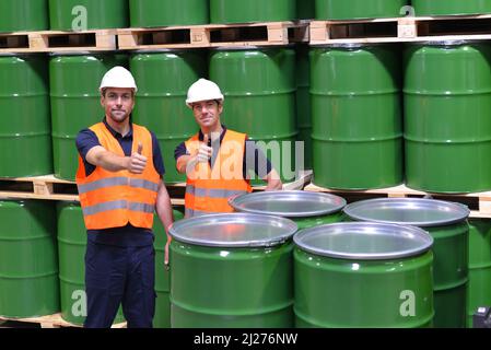 Gruppo di lavoratori nell'industria logistica lavorare in un magazzino con sostanze chimiche Foto Stock