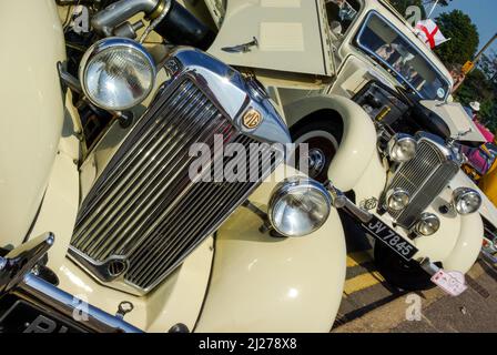 Auto Classic MG e Riley in mostra a Southend on Sea, Essex, Regno Unito. Da Londra a Southend Classic Car Run sul lungomare. 1930s Riley 12/4 Foto Stock