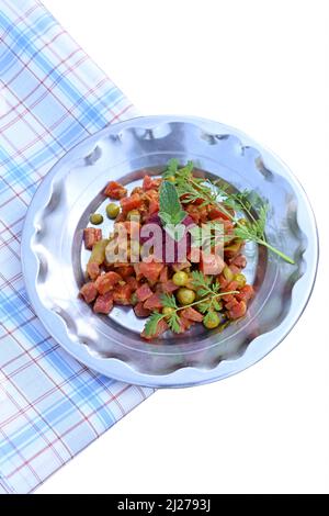 closeup i piselli fritti, cavolfiore, carota rossa, con menta e verdura sous di fiore selvatico fatto nel piatto di acciaio su sfondo bianco fuori fuoco. Foto Stock