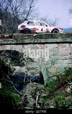 Henri Toivonen (fin) Sergio Crresto (USA) Lancia Delta S4 GrB Martini Racing Foto Stock