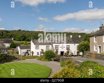 Village Green e White Hart Inn a Bouth in South Lakeland, Cumbria Foto Stock