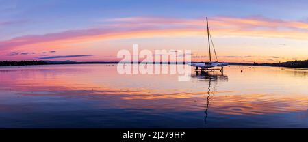 Trimarano asciutto ancorato sul lago di Brome all'alba, Quebec Canada Foto Stock