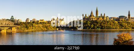 Vista panoramica su Parliament Hill a Ottawa, vista sul fiume Ottawa Foto Stock