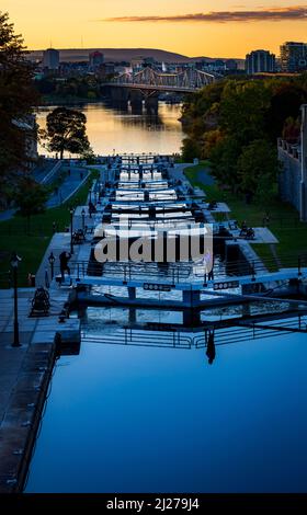 Il canale Rideau di Ottawa al tramonto visto dal ponte Plaza Foto Stock
