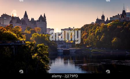 Vista sul canale Rideau di Ottawa, al mattino presto con il Château Laurier. Foto Stock
