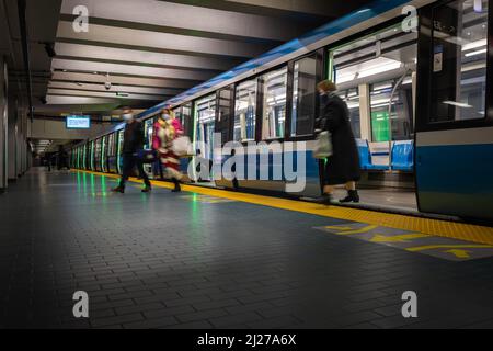 I cittadini rispettano l'uso di maschere per proteggersi dal Covid 19 sui trasporti pubblici, metropolitana di Montreal. Le persone in movimento sono blured Foto Stock