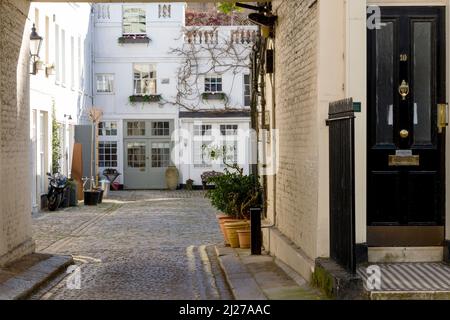 Caratteristico e affascinante Sussex Mews West, una piccola strada residenziale acciottolata vicino a Hyde Park a Londra. Foto Stock