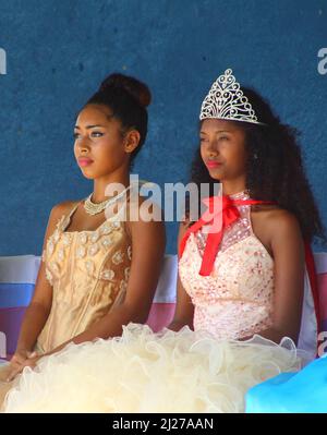 PUNTA GORDA, BELIZE - 10 SETTEMBRE 2016 Caye di San Giorgio festeggiamenti e carnevale - Regina della baia e la sua scorta Foto Stock