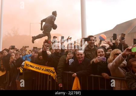 I tifosi del Wolves FC salutano il capo allenatore Nuno Espirito Santo arriva a Molineux per essere accolto da tifosi e razzi rossi. Wolverhampton Wanderers festeggia la vittoria del Campionato Sky Bet 28/04/2018 Foto Stock