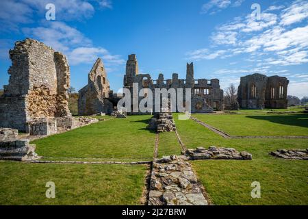 Rovine dell'abbazia di Egglestone sulle rive del fiume Tees nella contea di Durham Foto Stock