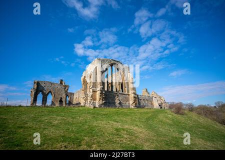 Rovine dell'abbazia di Egglestone sulle rive del fiume Tees nella contea di Durham Foto Stock