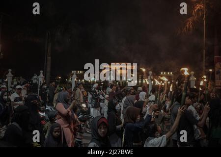 Medan, Sumatra settentrionale, Indonesia. 30th Mar 2022. I musulmani a Medan hanno tenuto una sfilata al fiaccolata per dare il benvenuto al mese santo del Ramadan nel cortile della grande moschea di Medan il 30 marzo 2022. La sfilata della torcia si è svolta nuovamente dopo due anni di eliminazione a causa dell'epidemia di Corona Virus nel mondo. (Credit Image: © Saddam Husein/ZUMA Press Wire) Foto Stock