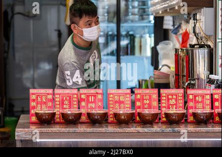 Hong Kong. 30th Mar 2022. Un uomo dispensa tisane medicinali nel suo negozio a North Point. Il governo di Hong Kong ha attivamente promosso l'uso della medicina tradizionale cinese per il trattamento di COVID-19. Tuttavia, gli esperti sono preoccupati che non vi siano prove sufficienti da studi controllati da parte di colleghi sull'efficacia di questi trattamenti per il nuovo coronavirus. (Credit Image: © ben Marans/SOPA Images via ZUMA Press Wire) Foto Stock