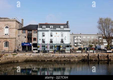 Plymouth, Devon, Regno Unito. 30th marzo 2022. Una soleggiata giornata di primavera nel Barbican a Plymouth. Il Barbican è una zona turistica popolare con molti porti. Foto Stock