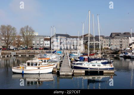 Plymouth, Devon, Regno Unito. 30th marzo 2022. Una soleggiata giornata di primavera nel Barbican a Plymouth. Il Barbican è una zona turistica popolare con molti porti. Foto Stock