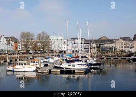 Plymouth, Devon, Regno Unito. 30th marzo 2022. Una soleggiata giornata di primavera nel Barbican a Plymouth. Il Barbican è una zona turistica popolare con molti porti. Foto Stock