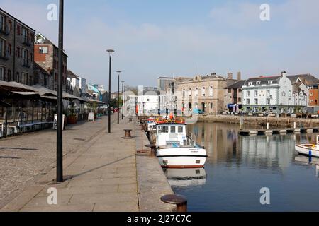 Plymouth, Devon, Regno Unito. 30th marzo 2022. Una soleggiata giornata di primavera nel Barbican a Plymouth. Il Barbican è una zona turistica popolare con molti porti. Foto Stock