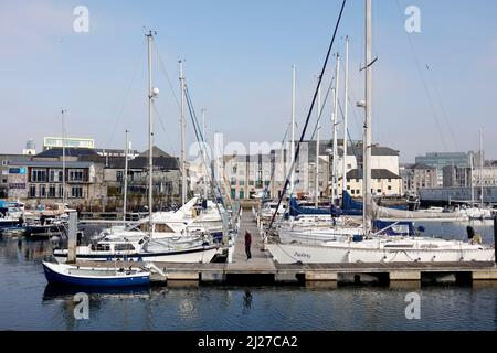 Plymouth, Devon, Regno Unito. 30th marzo 2022. Una soleggiata giornata di primavera nel Barbican a Plymouth. Il Barbican è una zona turistica popolare con molti porti. Foto Stock