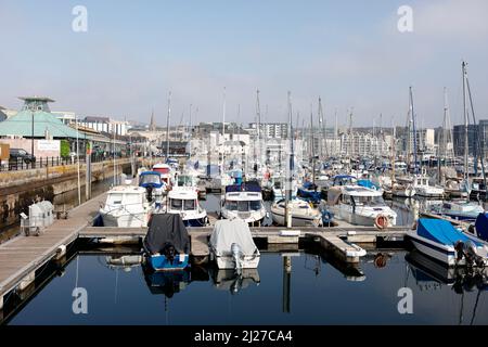 Plymouth, Devon, Regno Unito. 30th marzo 2022. Una soleggiata giornata di primavera nel Barbican a Plymouth. Il Barbican è una zona turistica popolare con molti porti. Foto Stock