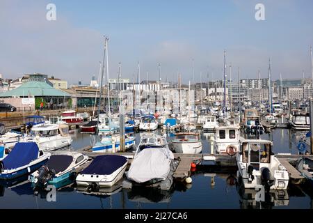 Plymouth, Devon, Regno Unito. 30th marzo 2022. Una soleggiata giornata di primavera nel Barbican a Plymouth. Il Barbican è una zona turistica popolare con molti porti. Foto Stock