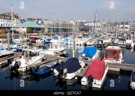 Plymouth, Devon, Regno Unito. 30th marzo 2022. Una soleggiata giornata di primavera nel Barbican a Plymouth. Il Barbican è una zona turistica popolare con molti porti. Foto Stock