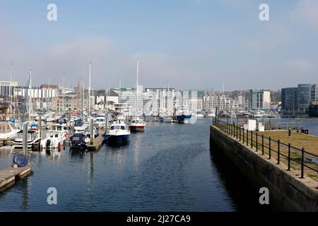 Plymouth, Devon, Regno Unito. 30th marzo 2022. Una soleggiata giornata di primavera nel Barbican a Plymouth. Il Barbican è una zona turistica popolare con molti porti. Foto Stock