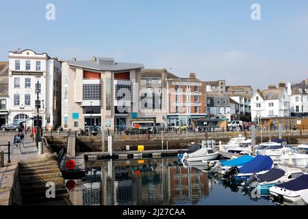 Plymouth, Devon, Regno Unito. 30th marzo 2022. Una soleggiata giornata di primavera nel Barbican a Plymouth. Il Barbican è una zona turistica popolare con molti porti. Foto Stock