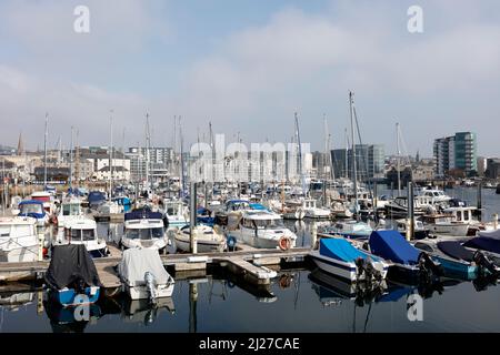 Plymouth, Devon, Regno Unito. 30th marzo 2022. Una soleggiata giornata di primavera nel Barbican a Plymouth. Il Barbican è una zona turistica popolare con molti porti. Foto Stock