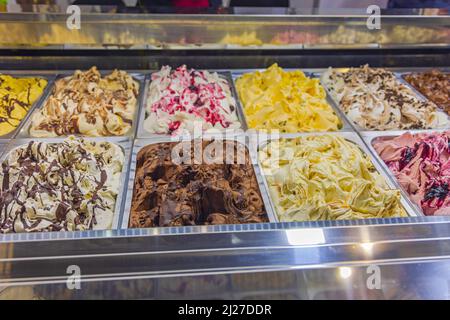 Gelato di vari gusti in grande congelatore Foto Stock