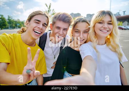 Gruppo di amici adolescenti felici scattando foto selfie Foto Stock