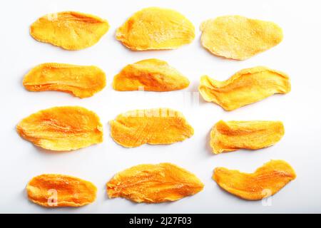 Fette d'arancia di zucchero Mango essiccato isolato Foto Stock