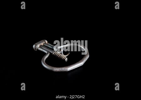 Antico cavatappi vintage su sfondo nero Foto Stock