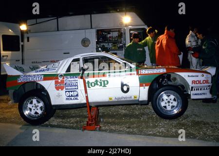 Gianfranco Cunico (ITA) Stefano Steve Evangelisti (ITA) Lancia Rally 037 GRB Jolly Club Totip 1st posizione durante il parcheggio assistito Foto Stock