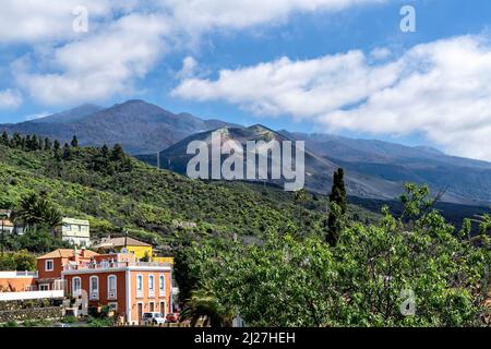 Vista della cresta Cumbre Vieja su la Palma con colonna dell'eruzione vulcanica del 2021 Foto Stock