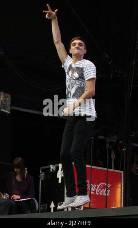 Foto di archivio datata 30/06/12 di Tom Parker dal concerto Wanted al concerto Olympic Torch Relay di Birmingham. La stella ricercato Tom Parker è morto all'età di 33 anni dopo essere stato diagnosticato con un tumore cerebrale inoperabile, la band ha annunciato. Il cantante rivelò la sua diagnosi nell'ottobre 2020 e subì chemioterapia e radioterapia. Data di emissione: Mercoledì 30 marzo 2022. Foto Stock