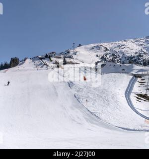 Paesaggio montano invernale con piste innevate di pista da sci e rifugio a Rosshutte, alla luce di Seefeld, Tirolo, Austria, Foto Stock