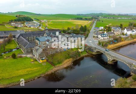 Veduta aerea della distilleria Bladnoch, la più meridionale della Scozia, nel villaggio di Bladnoch a Dumfries e Galloway, Scozia, Regno Unito Foto Stock