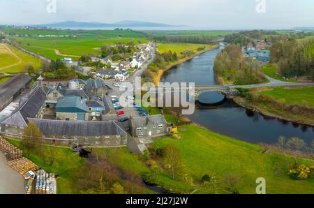 Veduta aerea della distilleria Bladnoch, la più meridionale della Scozia, nel villaggio di Bladnoch a Dumfries e Galloway, Scozia, Regno Unito Foto Stock