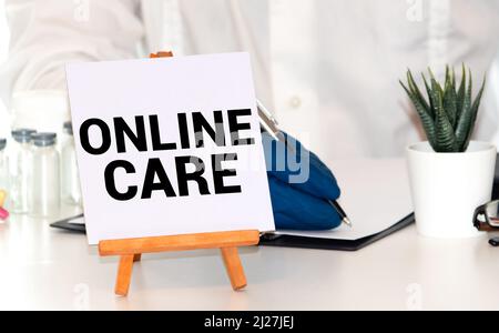 Disegno a mano ONLINE CURA iscrizione con gesso bianco su lavagna, concetto medico. Foto Stock