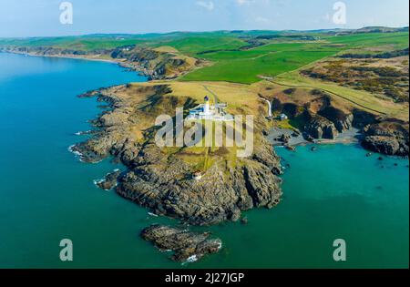 Vista aerea dal drone del faro di Killantringan vicino a Portpatrick sulla Southern Upland Way a Dumfries e Galloway, Scozia, Regno Unito Foto Stock